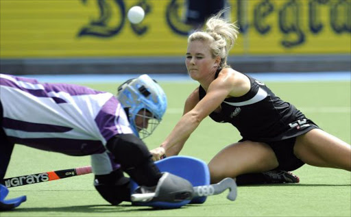 New Zealand's Charlotte Harrison (R) challenges Australia's goalkeeper Toni Cronk during their Women's Champions Trophy hockey tournament in Amsterdam, June 26, 2011