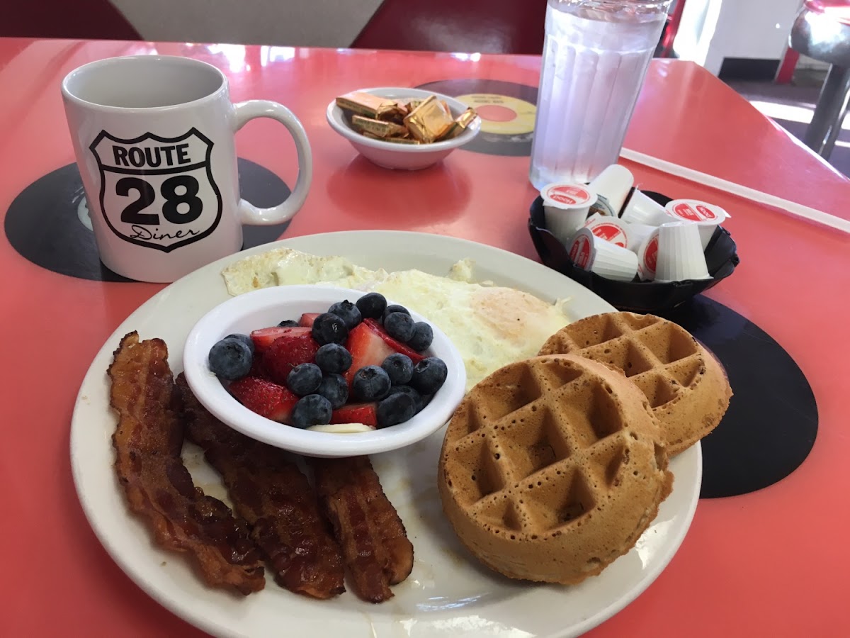This is a great way to start your day with amazing gluten free breakfast in a diner 😊 everything was yummy.
My waitress was sweet too😎