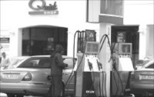 QUICK AND EASY: Convenience stores at petrol stations are becoming increasingly popula with motorists. Pic. Marianne Schwankhart. 11/10/2007. © Unknown
