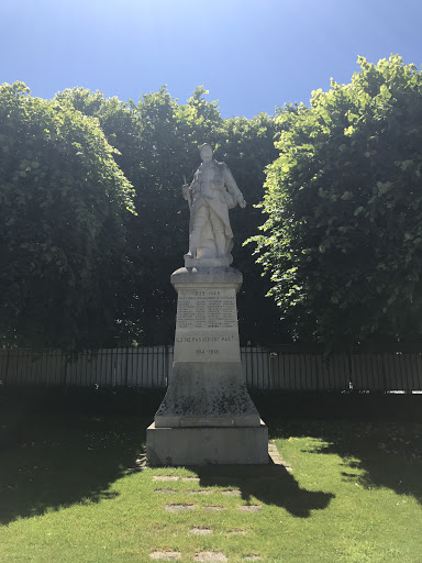 Monument Aux Mort De Neuville Aux Bois