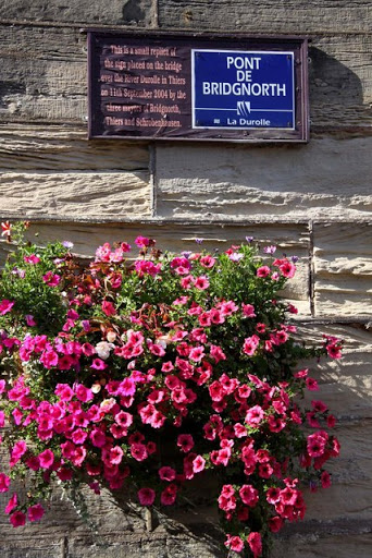 The sign is a replica of the one on the bridge over the River Durolle in Thiers, Bridgnorth's twin town. © Copyright Steve Daniels and licensed for reuse under this Creative Commons Licence ....