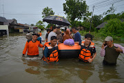 Local Disaster Management Agency (BPBD) officers use an inflatable boat to evacuate locals at a residential area affected by floods due to heavy rains, in Padang, West Sumatra province, Indonesia, March 8, 2024. 