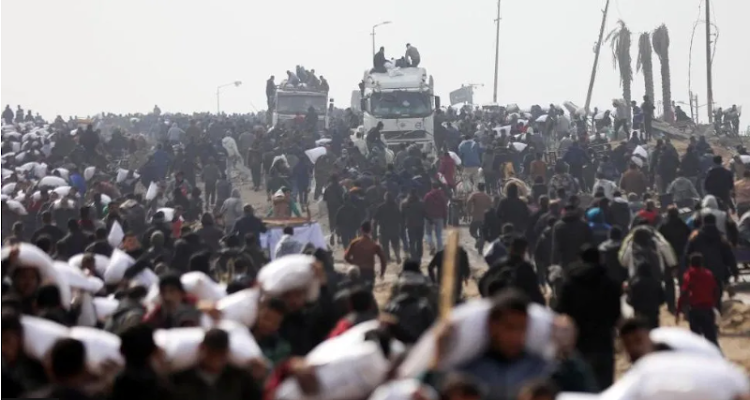 The World Food programme said its convoys were "surrounded by crowds of hungry people"