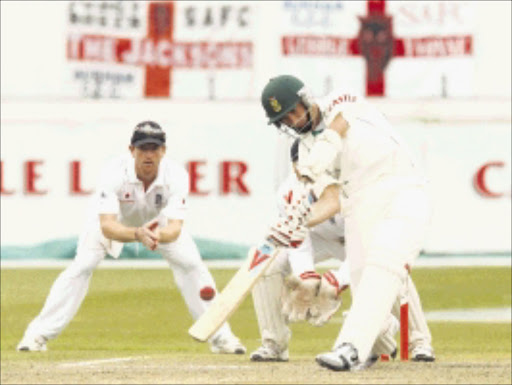 South Africa's batsman Dale Steyn, right, plays a stroke as England's Paul Collingwood, left, looks on during the second day of the second Test cricket match at the Kingsmead in Durban, South Africa, Sunday Dec. 27, 2009. (Photo/Themba Hadebe)