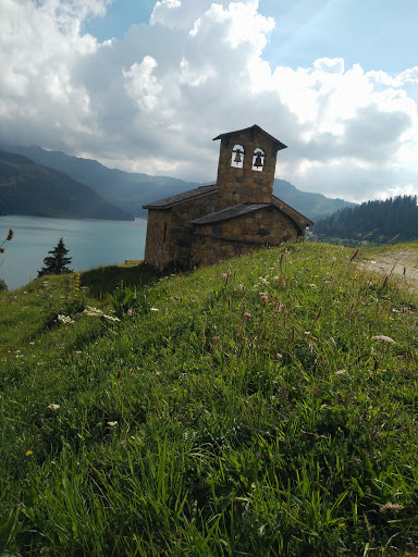 La chapelle et le lac de Roselend