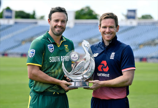 South Africa captain AB de Villiers posing with the ODI series trophy alongside England captain Eoin Morgan.
