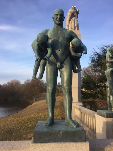 Mann bærer to små barn 1930-31
