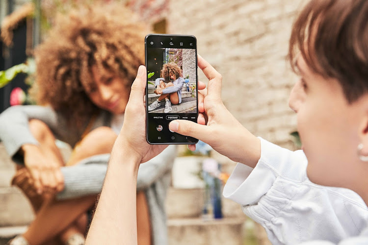 With its pro-grade camera system, the Samsung Galaxy S21 FE 5G makes it easy for anyone to produce scroll-stopping photos and videos.