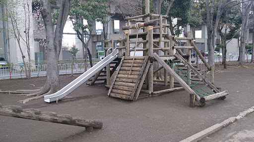 北三角公園木製滑り台