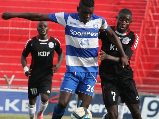 Sofapaka’s Ezekial Okare (L) vies for the ball against Homeboyz Moses Chikati during their SportPesa Premier League match at Camp Toyoyo on Saturday. /COURTESY