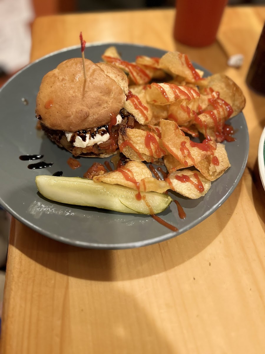 Burger with HOUSEMADE chips and a balsamic glaze 🤤