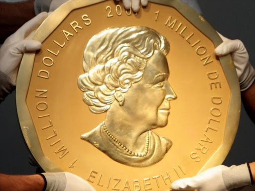 Experts of an Austrian art forwarding company holding one of the world's largest gold coins, a 2007 Canadian $ 1,000,000 "Big Maple Leaf". An identical coin was stolen from Berlin's Bode Museum on March 27, 2017. /REUTERS