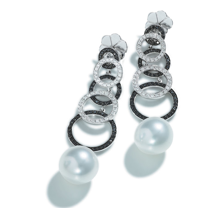 18k gold earrings with black diamonds and white pearls, Shemer