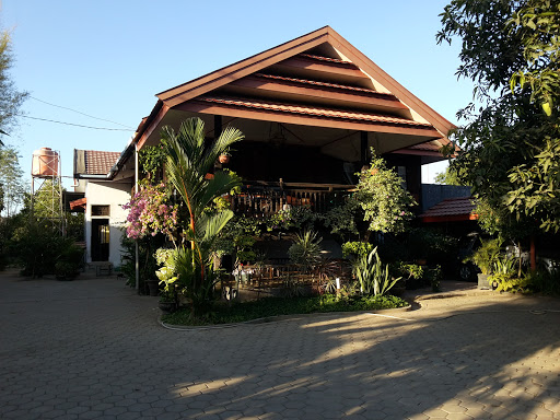 Kantor Desa Makkawari Statue
