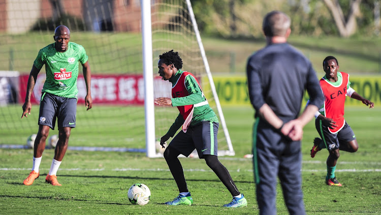 Bafana Bafana head coach Stuart Baxter keeps an eye on left back Sfiso Hlanti (L) striker Percy Tau (C) and midfielder Siphesihle Ndlovu during the South Africa training session at Princess Magogo Stadium on September 3 2018.