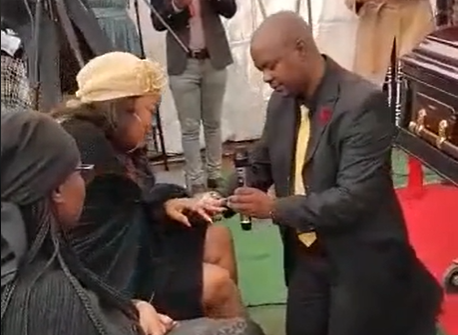A video of a man apparently proposing to his bae at her father's funeral has gone viral.