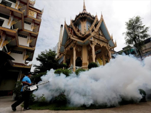 A city worker fumigates the area to control the spread of mosquitoes at a temple in Bangkok, Thailand, September 14, 2016. /REUTERS