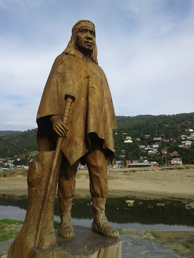 Estatua Lonko Paillamanque
