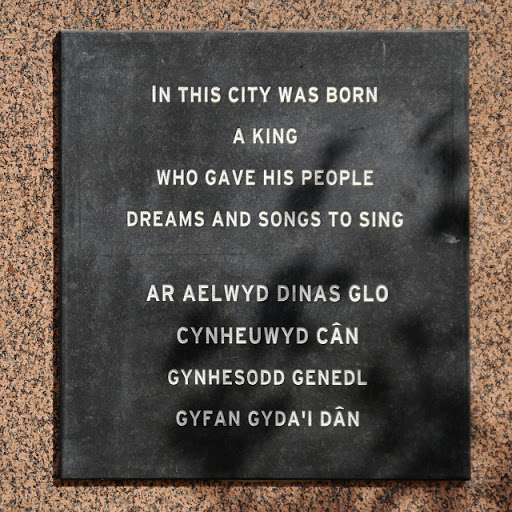 Dedication on the side of ST1974 : Ivor Novello Statue, Cardiff Bay. IN THIS CITY WAS BORN A KING WHO GAVE HIS PEOPLE DREAMS AND SONGS TO SING AR AELWYD DINAS GLO CYNHEUWYD CÂN GYNHESSODD GENEDL...