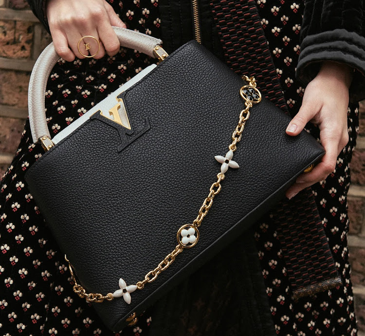 With a jewel-like look, a new version of the Capucines is embellished with the new Flower Chain.