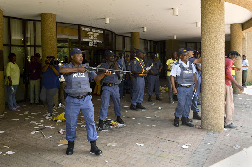 Residents marched to the City of Tshwane municipal offices to hand the mayor, Kgosientso Ramokgopa, a memorandum of their grievances. They failed to meet the mayor as the municipal offices were closed. Protesters started throwing bricks at police officers who then retaliated with rubber bullets