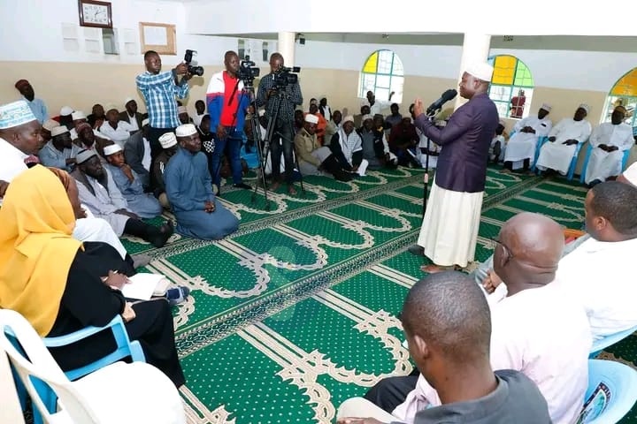 Kakamega Governor Fernandez Barasa addressing Muslim faithfuls at the Lugari station mosque on April 10, 2024