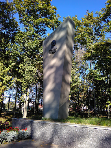 Памятник Л.Гайдученок