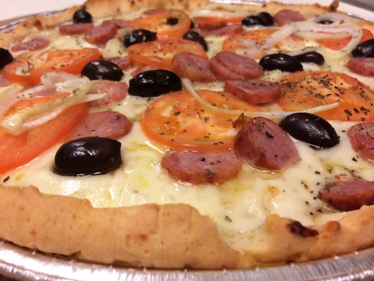 Gluten-free Calabresa pizza.