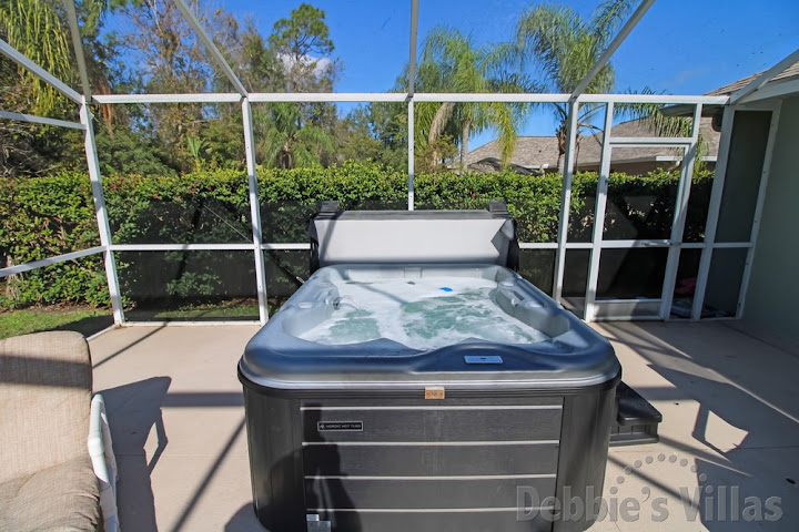 Kissimmee holiday villa with a freestanding hot tuib