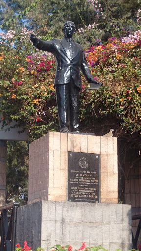 Estatua de José Luis Bustamante Rivero