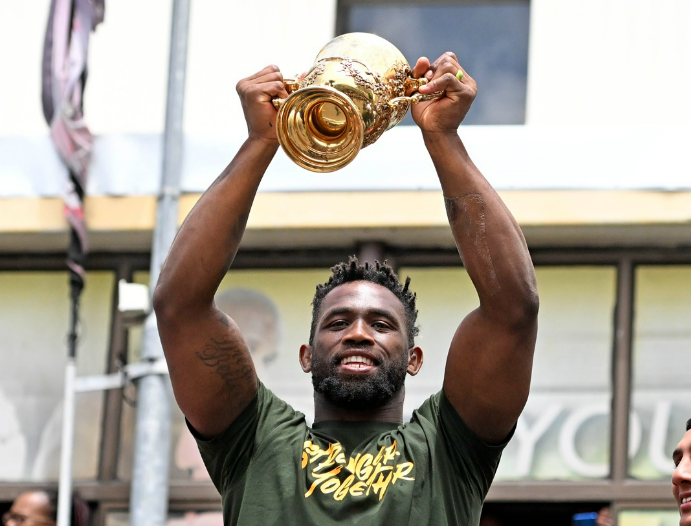 Springbok captain Siya Kolisi showing off the Rugby World Cup trophy.