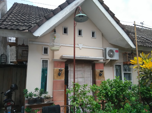 Rumah Berkilau Jauh Dari Masjid