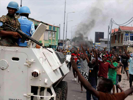 Residents chant slogans against Congolese President Joseph Kabila during demonstrations in Kinshasa as peacekeepers serving in the United Nations Organization Stabilization Mission in the Democratic Republic of the Congo (MONUSCO) patrol, December 20, 2016. /REUTERS
