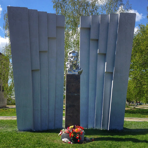 Монумент Герою Советского Союза В.С. Рябку
