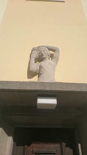 Frauen Statue