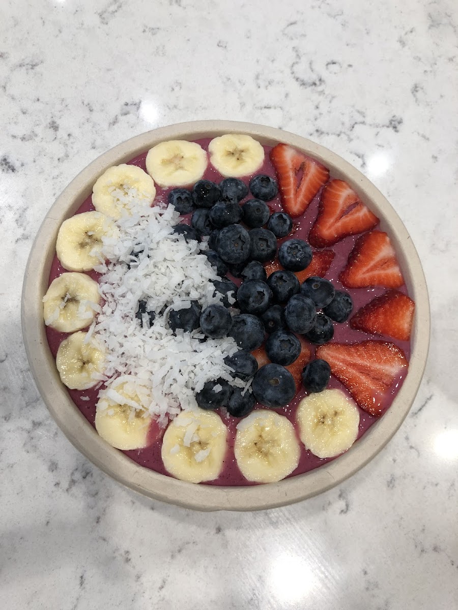 Pitaya bowl with extra toppings