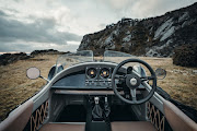The exposed cockpit is dust-tight and protected against water splashing from any direction.