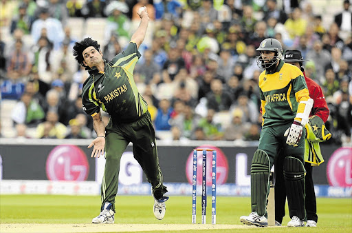 Pakistan's left-arm fast bowler Mohammad Irfan, left.