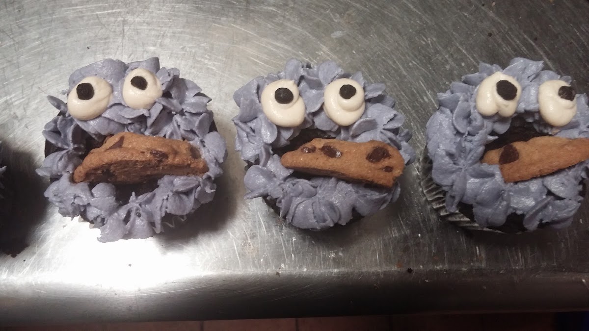 These are gluten free, vegan, organic cookie monster cupcakes.