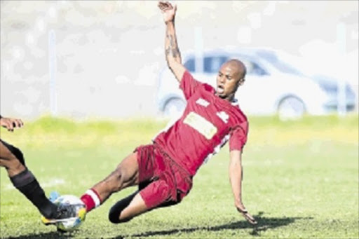 NO HOLDING BACK: EC Bees’ Yonela ’Sibaya’ Ntengiso going all out for a challenge. Mthatha City managed to pull off a 3-2 win against EC Bees at the Mthatha Stadium Picture: SUPPLIED