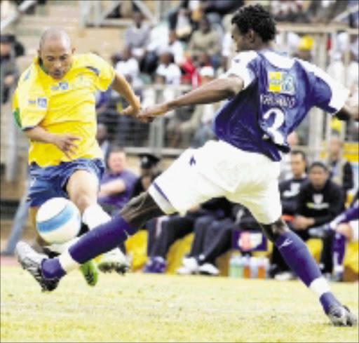 ROADBLOCK: Mamelodi Sundowns' Benedict Vilakazi is blocked by SuperSport United's Bongani Khumalo during the MTN 8 semifinal first leg match at Super Stadium yesterday. Pic. Veli Nhlapo. 17/08/08. © Sowetan.
