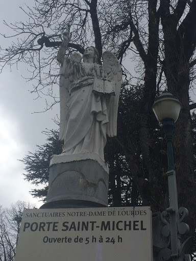 Statue À L Entrée St Michel 3