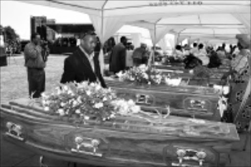 SOMBRE MOMENT: Twenty-two of the 25 accident victims were buried in Bushbuckridge, Mpumalanga, yesterday. 23/11/08. © Sowetan.