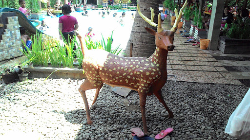 statue of deer