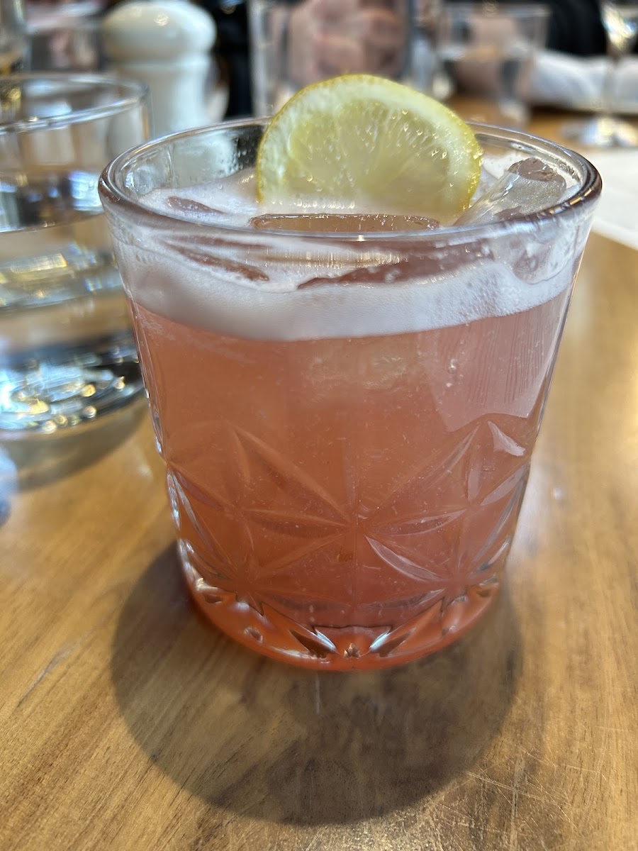 Desert Flower cocktail: espolon reposado tequila, montelobos mezcal, st. germain, lemon, prickly pear syrup, lemon wheel 🤤🤤