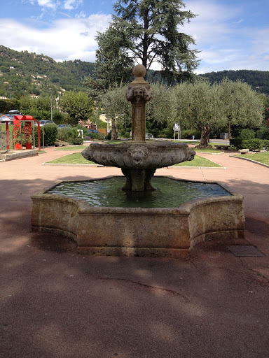 Fontaine Et Monument À Cauvin