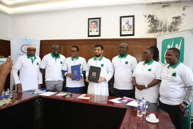 Members of county assembly health committee, Mombasa county assembly clerk Salim Juma (first from left), speaker Aharub Khatri and Haki Jamii staff during the signing of MoU meeting