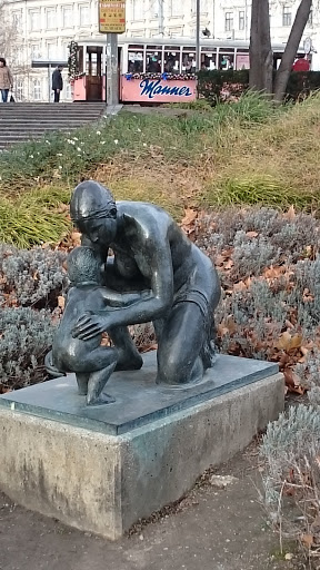 Statue Mother and Child