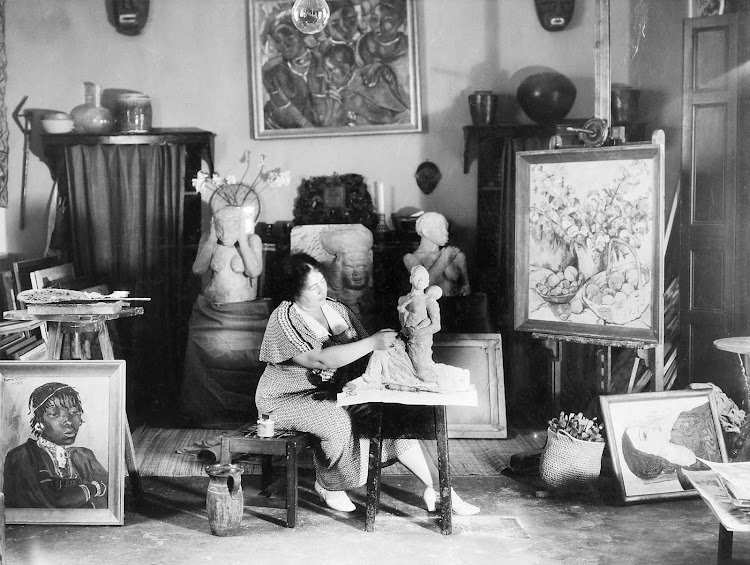 Irma Stern in her studio (1936). Exhibition reproduction.