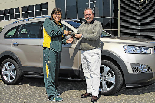 NEW WHEELS: Chevrolet brand manager Tim Hendon hands over the keys of the Chevrolet Captiva LTZ to SA 2012 Paralympic gold medallist Natalie du Toit